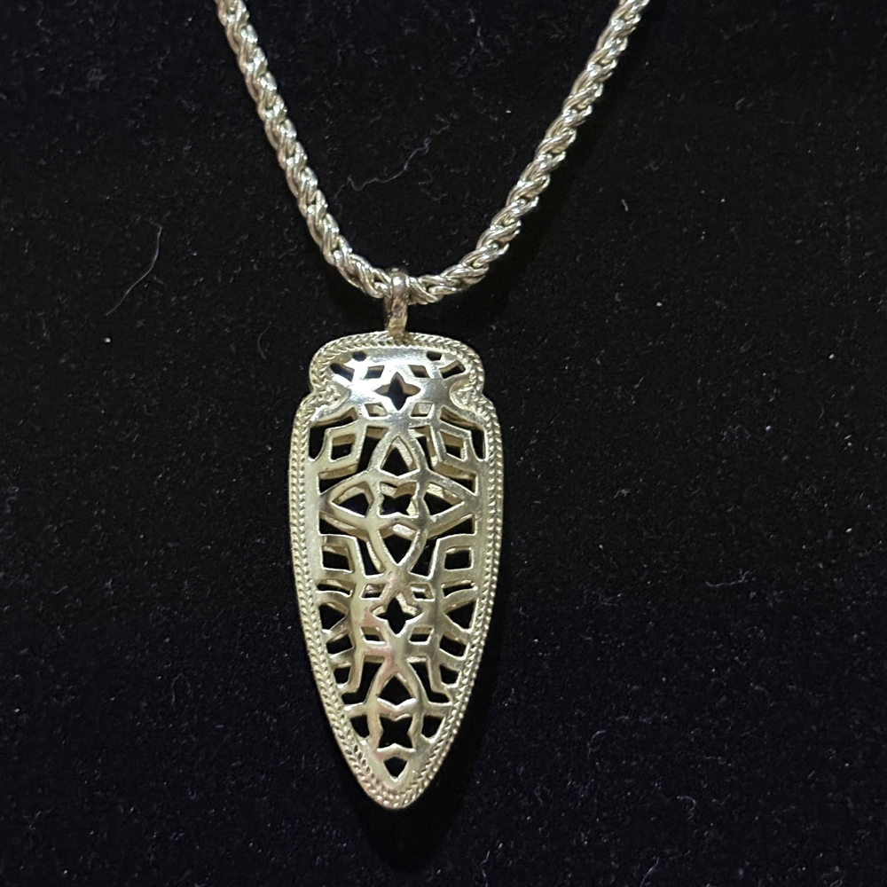 Elegant Gold Pendant Necklace